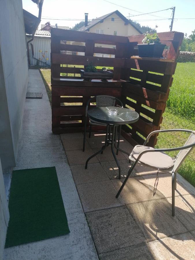 Perusic Studio Apartman Krosna מראה חיצוני תמונה
