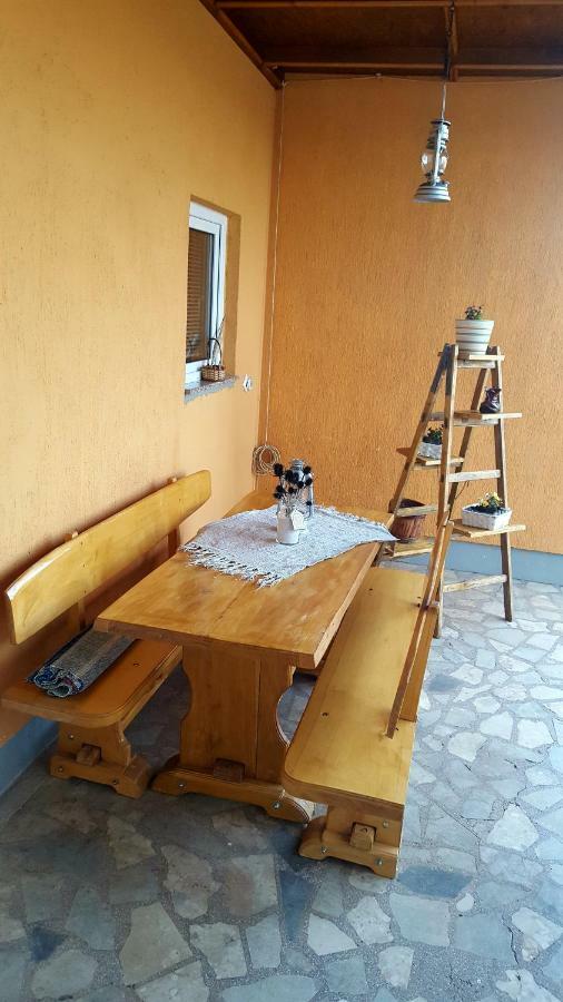 Perusic Studio Apartman Krosna מראה חיצוני תמונה
