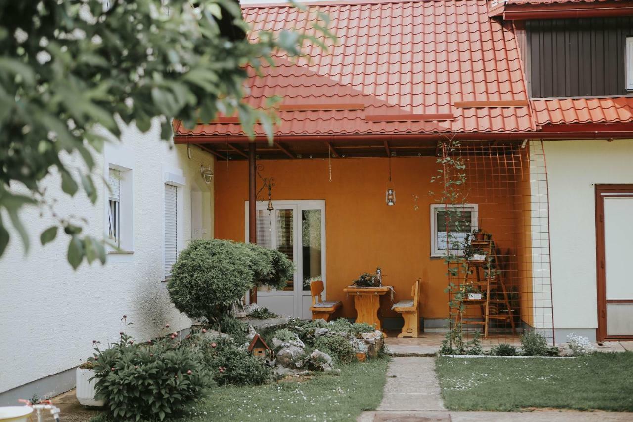 Perusic Studio Apartman Krosna מראה חיצוני תמונה