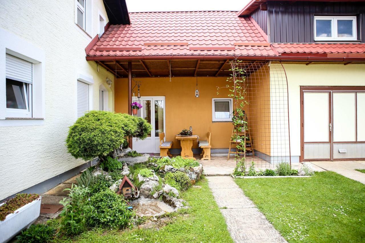 Perusic Studio Apartman Krosna מראה חיצוני תמונה